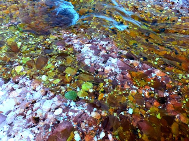Des rivières cristallines parées de roches multicolores 